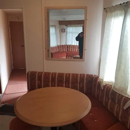 Konukevi The Jackdaw Pub Self Catering Static Caravan Free Breakfast Supplied
