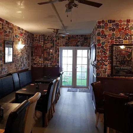 The Jackdaw Pub Self Catering Static Caravan Free Breakfast Supplied ベッド・アンド・ブレックファスト タッドカスター