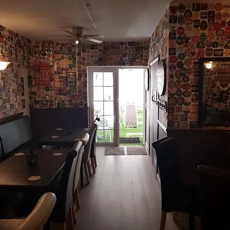 The Jackdaw Pub Self Catering Static Caravan Free Breakfast Supplied タッドカスター